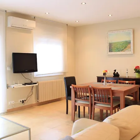 Robert アパート シッチェス