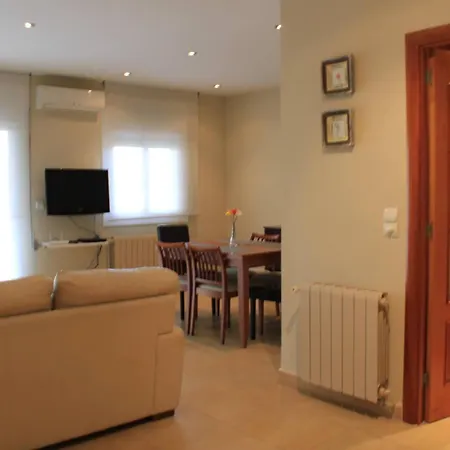 Robert アパート シッチェス